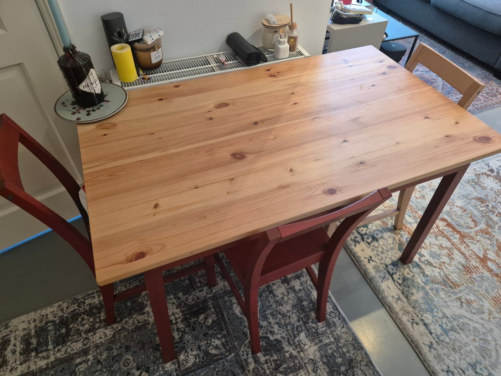 Houten eettafel met 3 stoelen - Rood/Naturel, Ophalen, Gebruikt, Twee, Modern, Scandinavisch