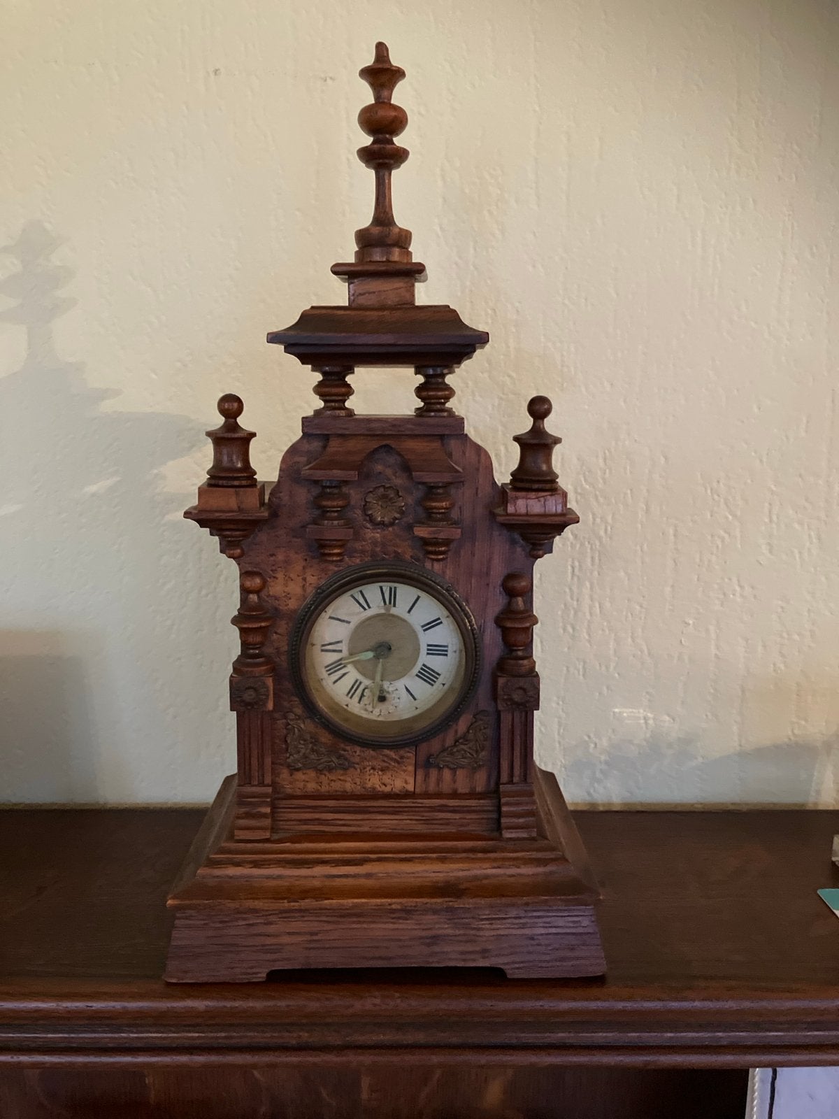 Antieke houten tafelklok met Romeinse cijfers, Antiek en Kunst, Ophalen of Verzenden