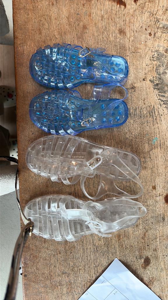 Waterschoenen maat 29 (blauw) en maat 32 (transparant), Kinderen en Baby's, Kinderkleding | Schoenen en Sokken, Ophalen, Jongen of Meisje