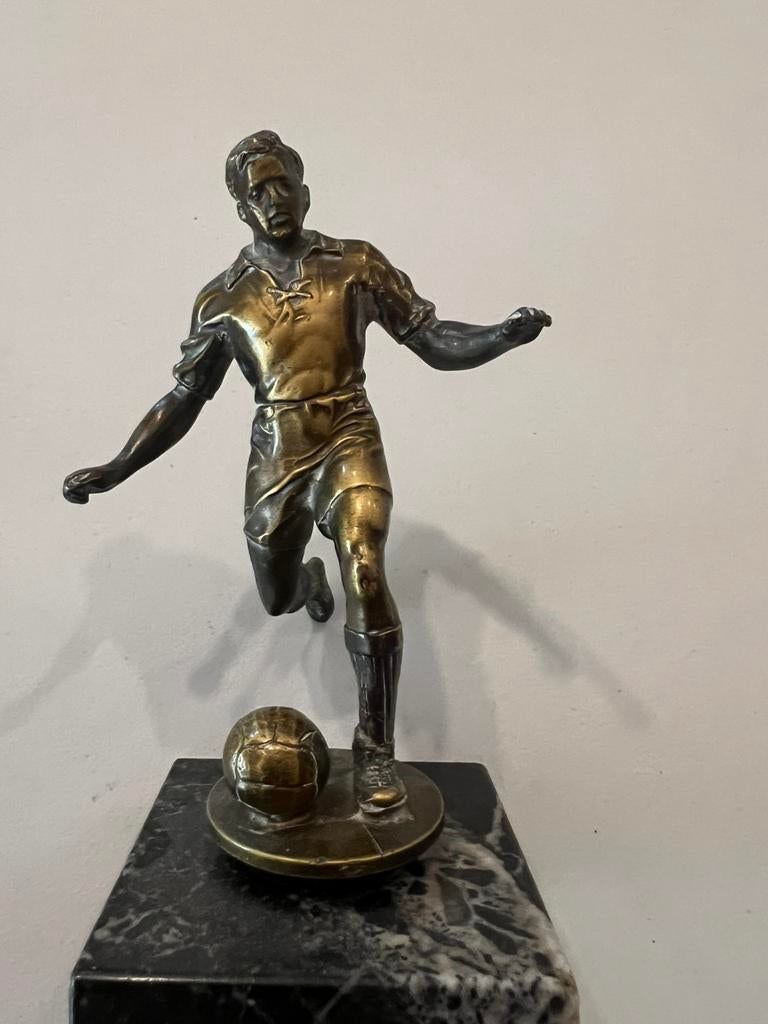 Antiek :  bronzen voetballer op marmeren sokkel, Ophalen of Verzenden
