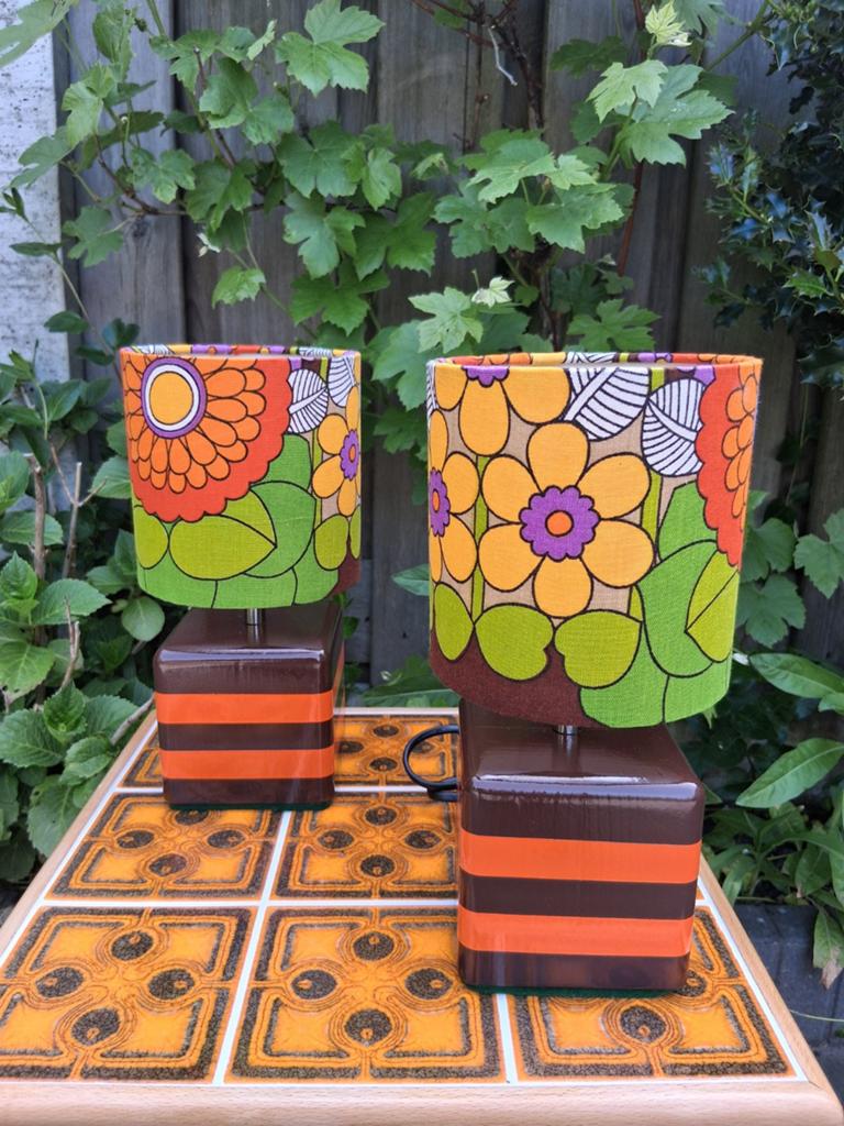 Twee 70's style nachtkast/tafellampjes met vintage kap., Antiek en Kunst, Ophalen of Verzenden
