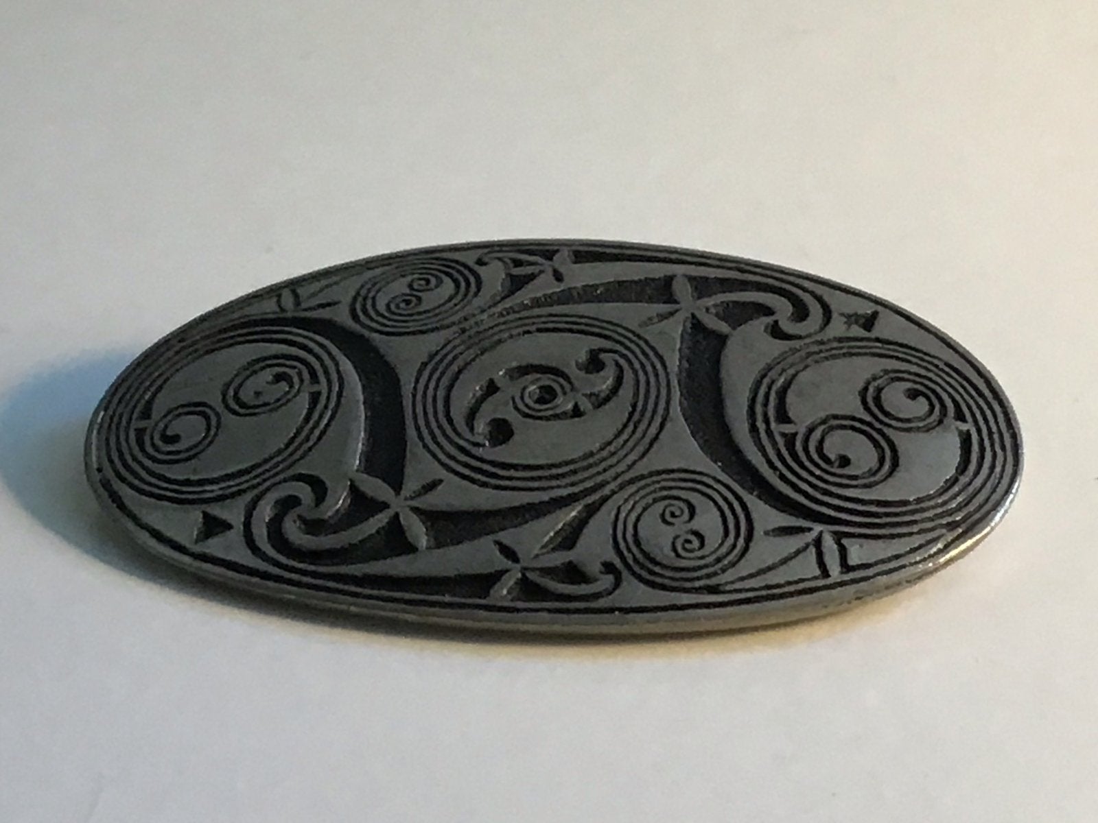 Vintage Pewter Broche met Keltische Krullen - Made in Cornwa, Overige materialen, 4 tot 7 cm, Gebruikt, Ophalen of Verzenden