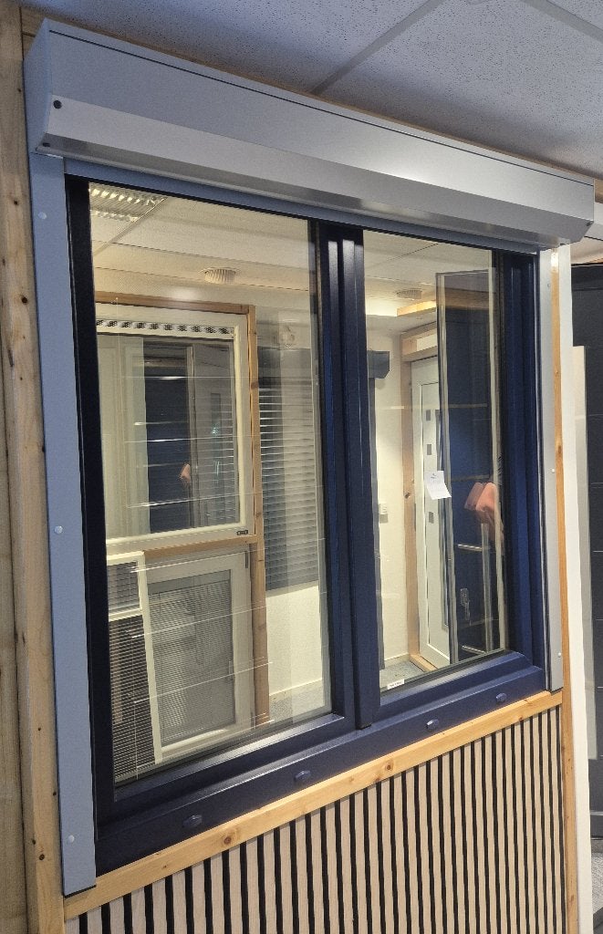dubbel PVC raamkozijn showroom model donkerblauw, Kunststof, Raamkozijn, Zo goed als nieuw, Inclusief glas