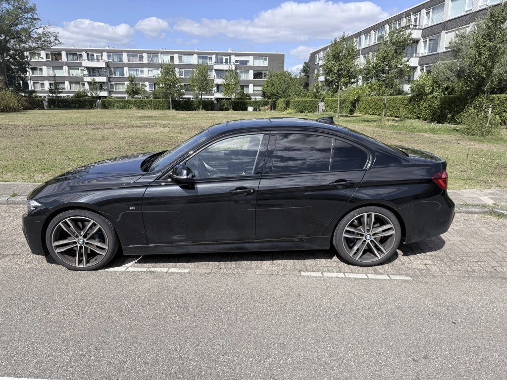BMW 3-Serie 318i M-Sport Aut 2018 Zwart, Zwart, 75 €/maand, Particulier, 3 cilinders