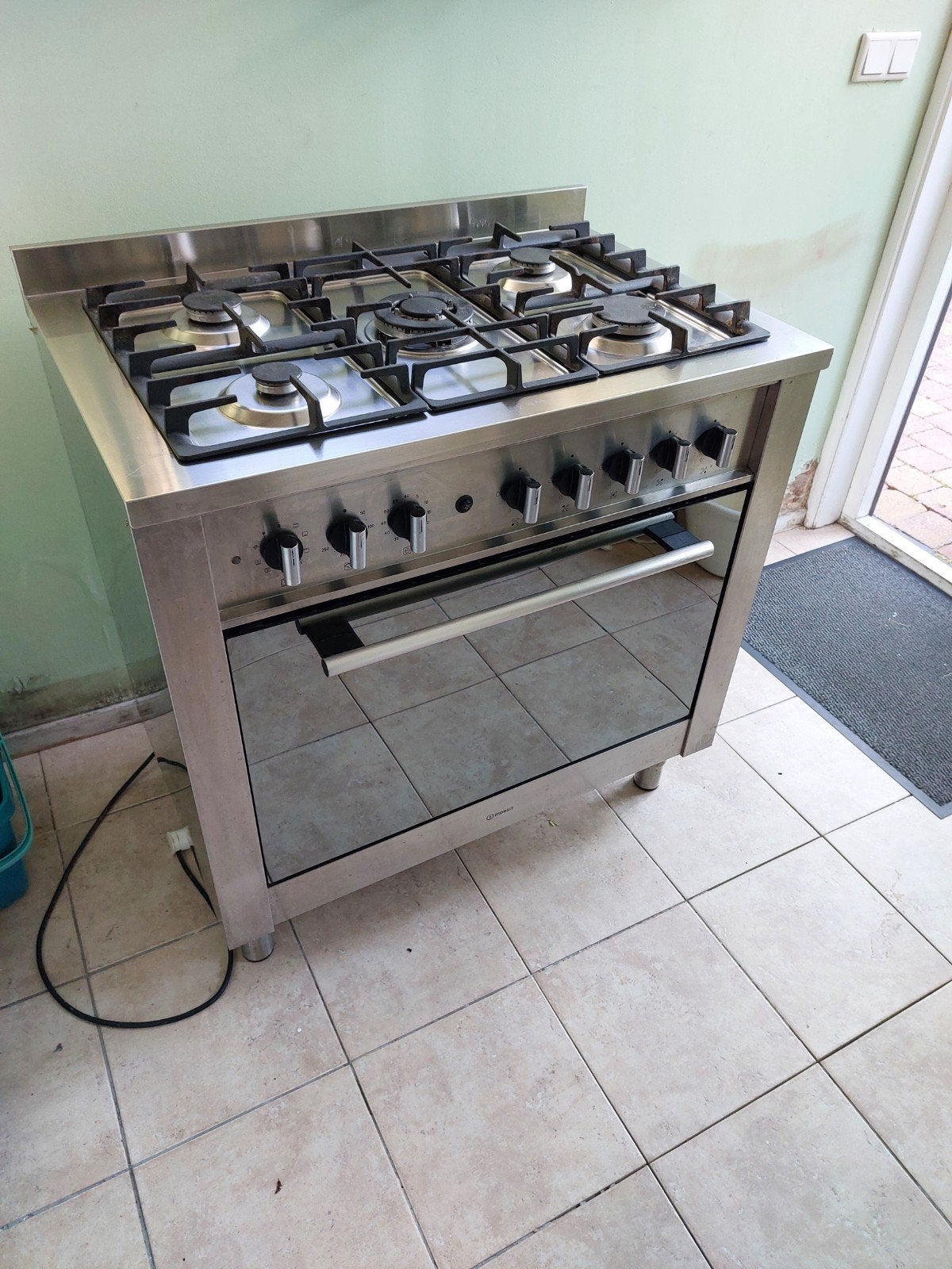Indesit Vrijstaand Gasfornuis met Oven - RVS, Witgoed en Apparatuur, Fornuizen, Gebruikt, Vrijstaand, Gas, 5 kookzones of meer