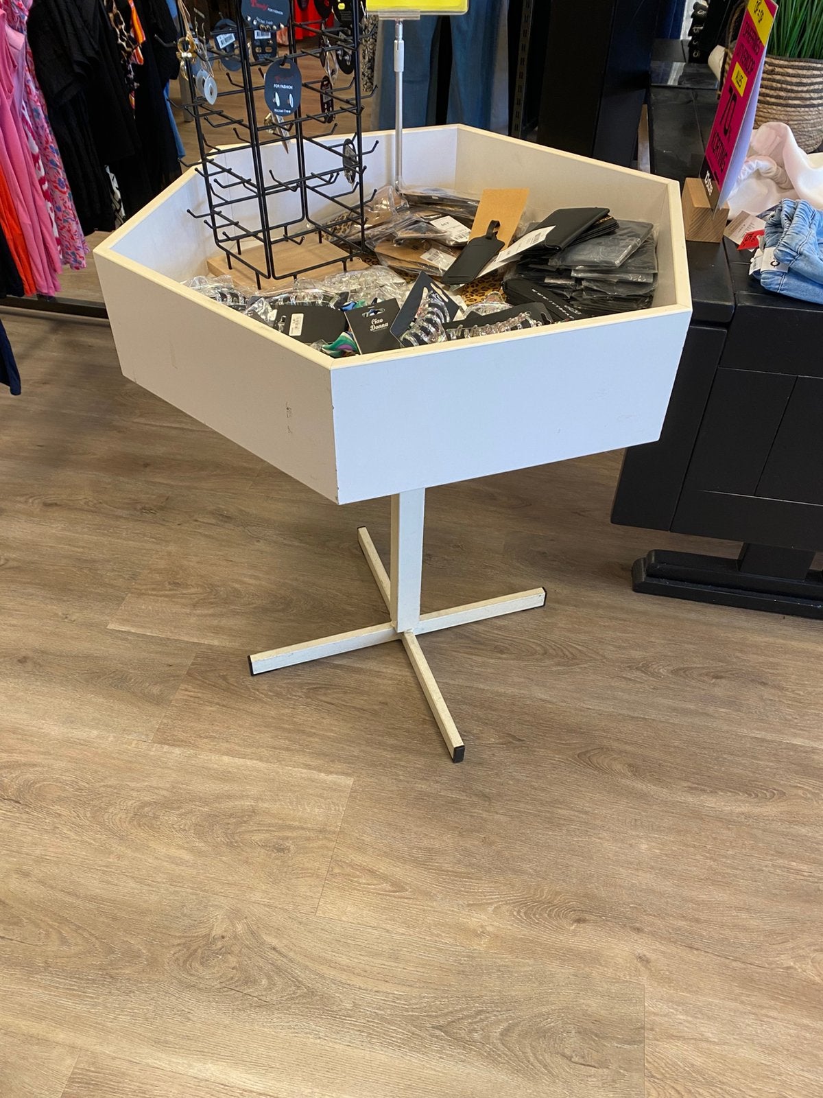 6 hoekige bak voor in winkel of andere optie, Kleding | Dames, Kledingrekken, Ophalen, Gebruikt