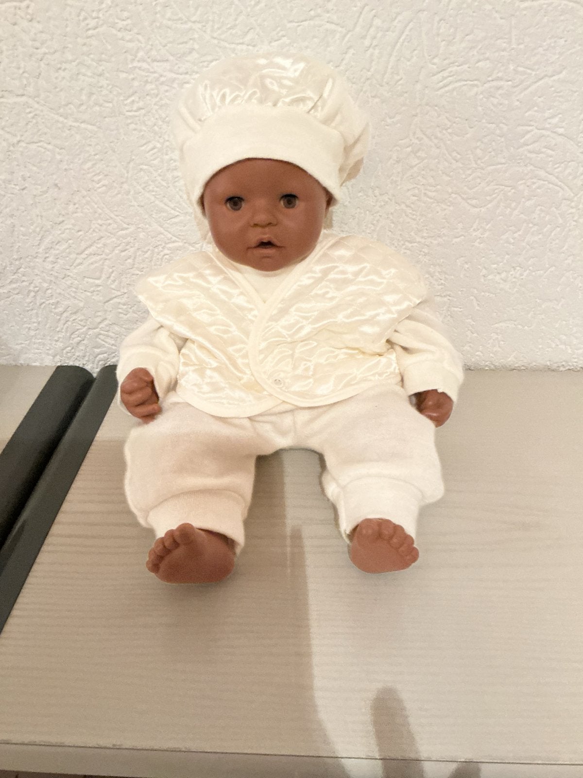 Schattige babypop met crèmekleurige outfit, Kinderen en Baby's, Speelgoed | Poppen, Ophalen of Verzenden, Zo goed als nieuw, Babypop
