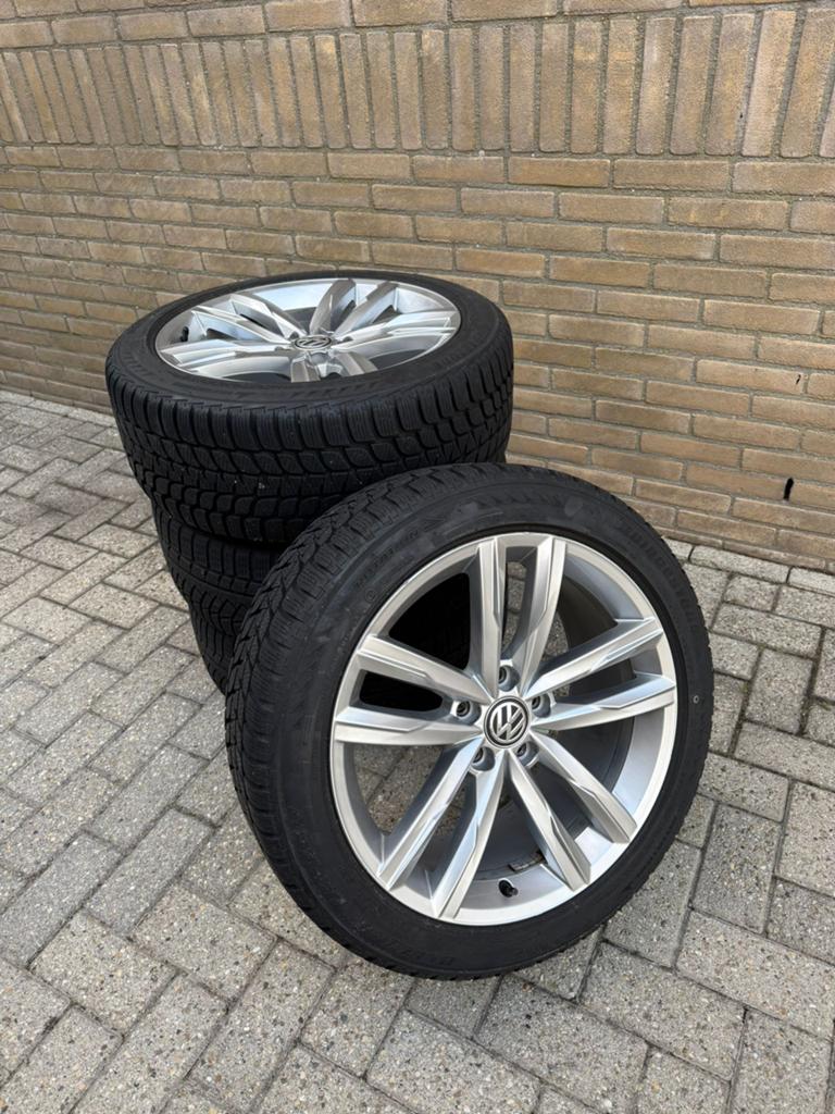 Originele VW Passat 18 inch velgen met winterband 235/45/18, Ophalen, 18 inch, Gebruikt, Banden en Velgen