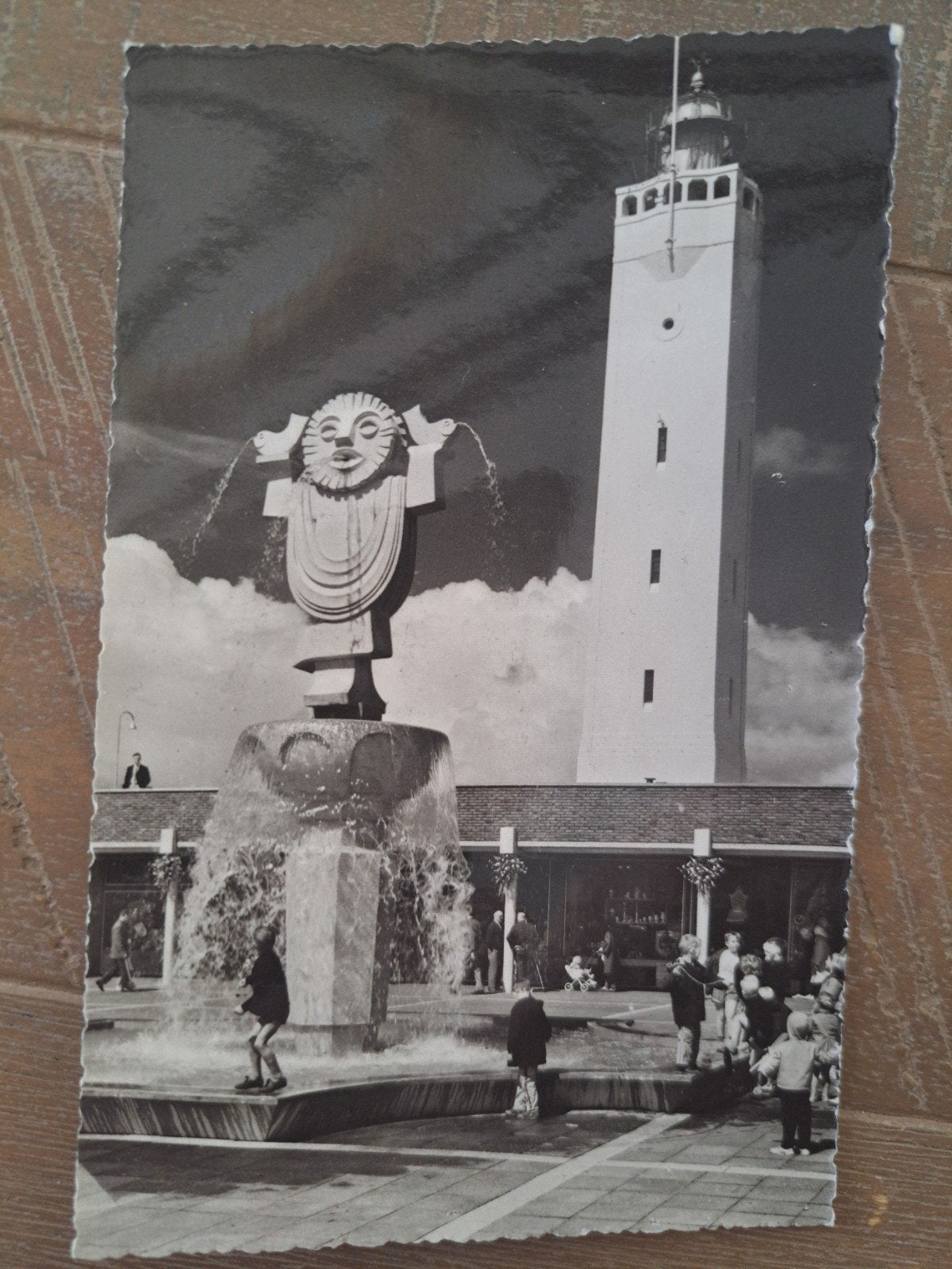 Noordwijk aan Zee,  Vuurtorenplein met fontein, Ophalen of Verzenden, Zuid-Holland