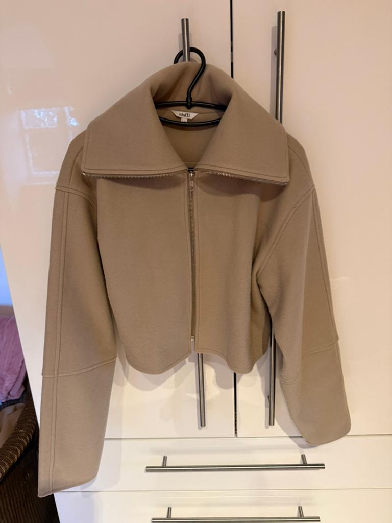 mbyM kort beige jasje, maat S/M, Ophalen of Verzenden, Gedragen, Maat 38/40 (M), Beige