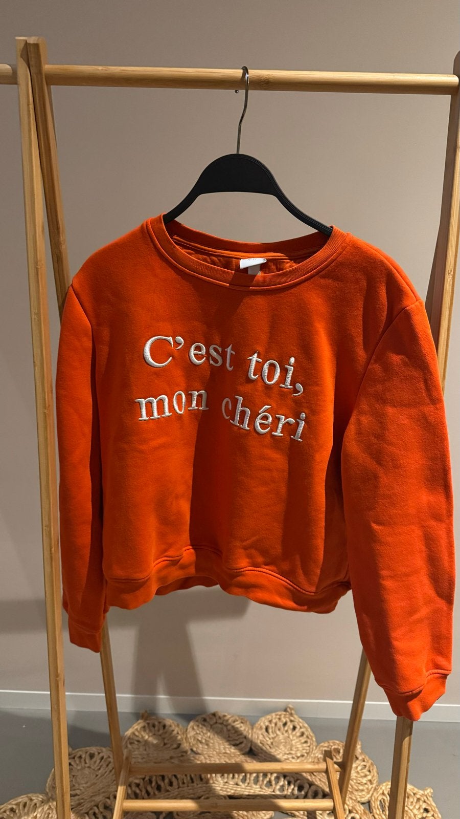 Oranje H&M sweater met 'C'est toi, mon chéri' opdruk, Ophalen of Verzenden, Zo goed als nieuw, Maat 36 (S), Oranje