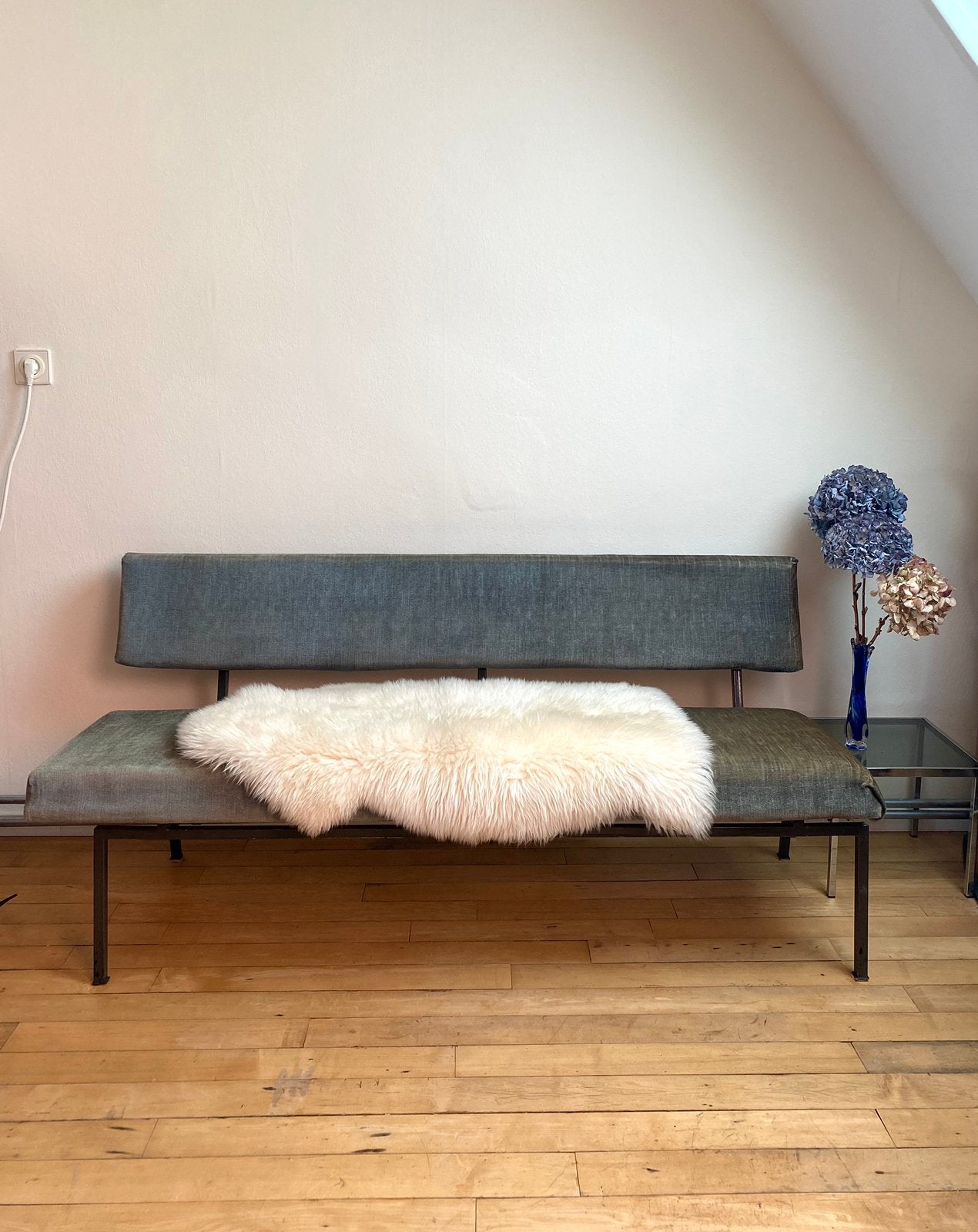 Prachtige Saliegroene Midcentury bank /Vintage design bankje, Huis en Inrichting, Banken | Sofa's en Chaises Longues, Ophalen
