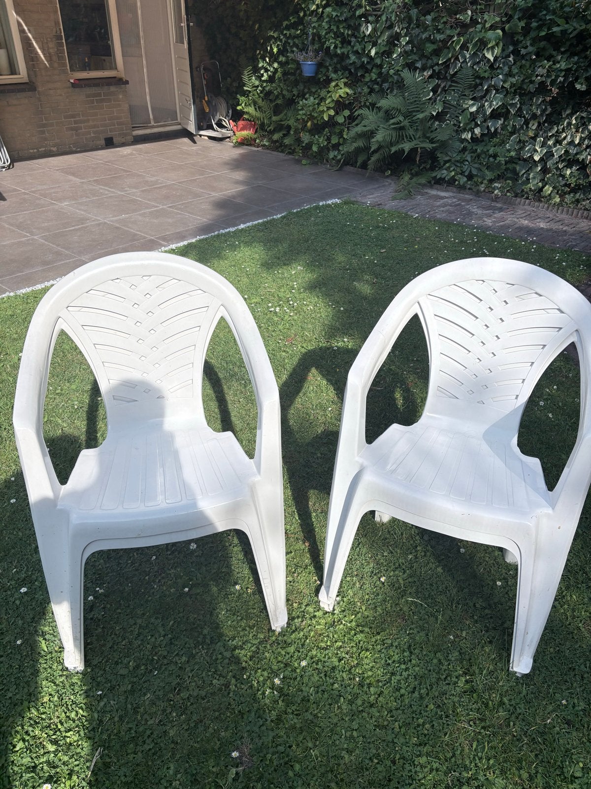 4 Witte kunststof tuinstoelen, Tuin en Terras, Tuinstoelen, Ophalen, Gebruikt, Kunststof, Stapelbaar