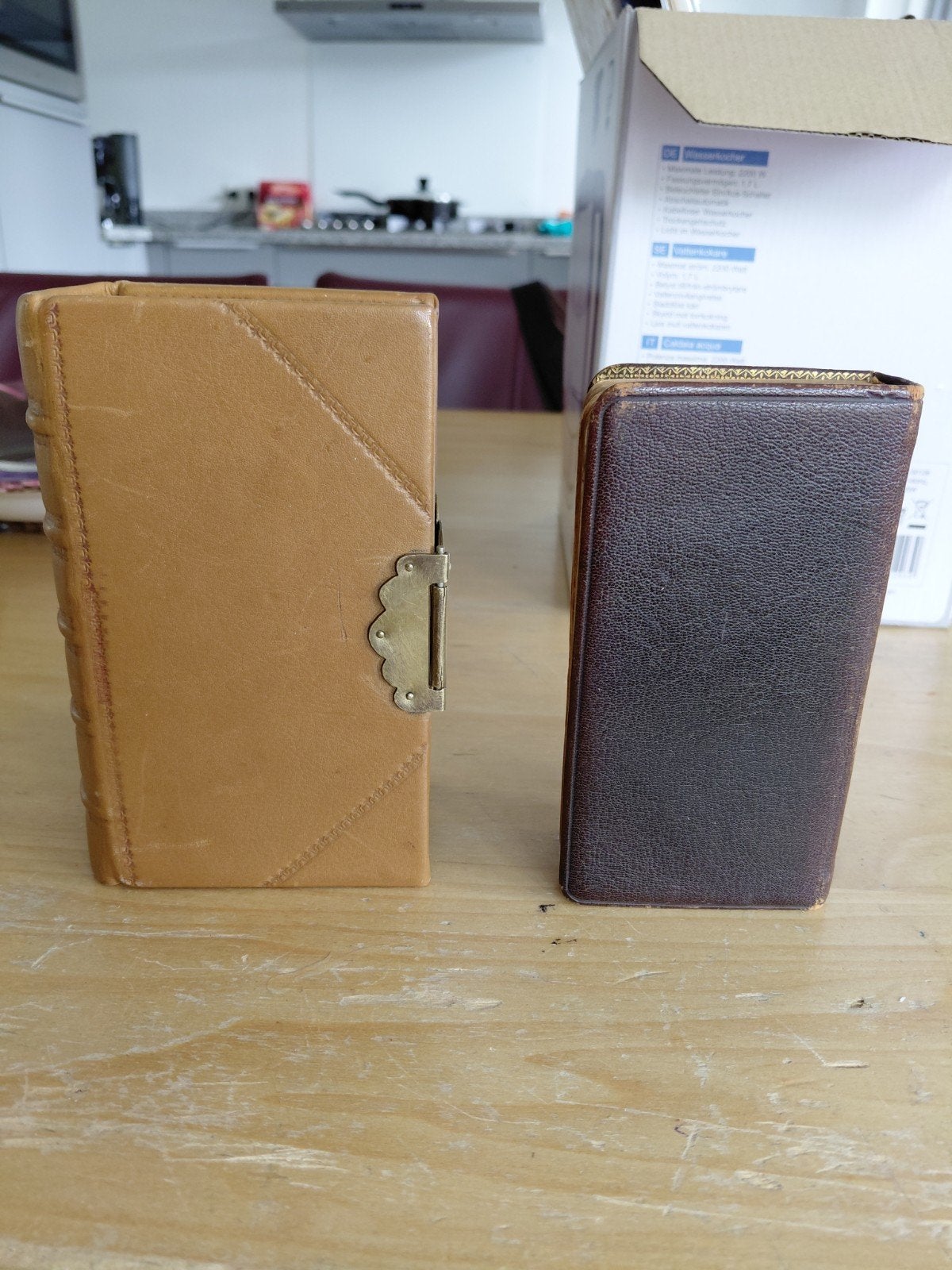 UIT 1867 en 1818 TWEE KEER IN GOEDE STAAT ZIJNDE BIJBELS, Ophalen of Verzenden