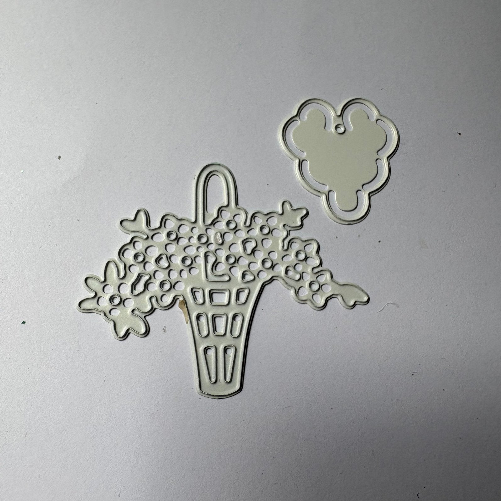 Marianne design snijmal bloemen met labeltje, Hobby en Vrije tijd, Kaarten | Zelf maken, Ophalen of Verzenden, Zo goed als nieuw