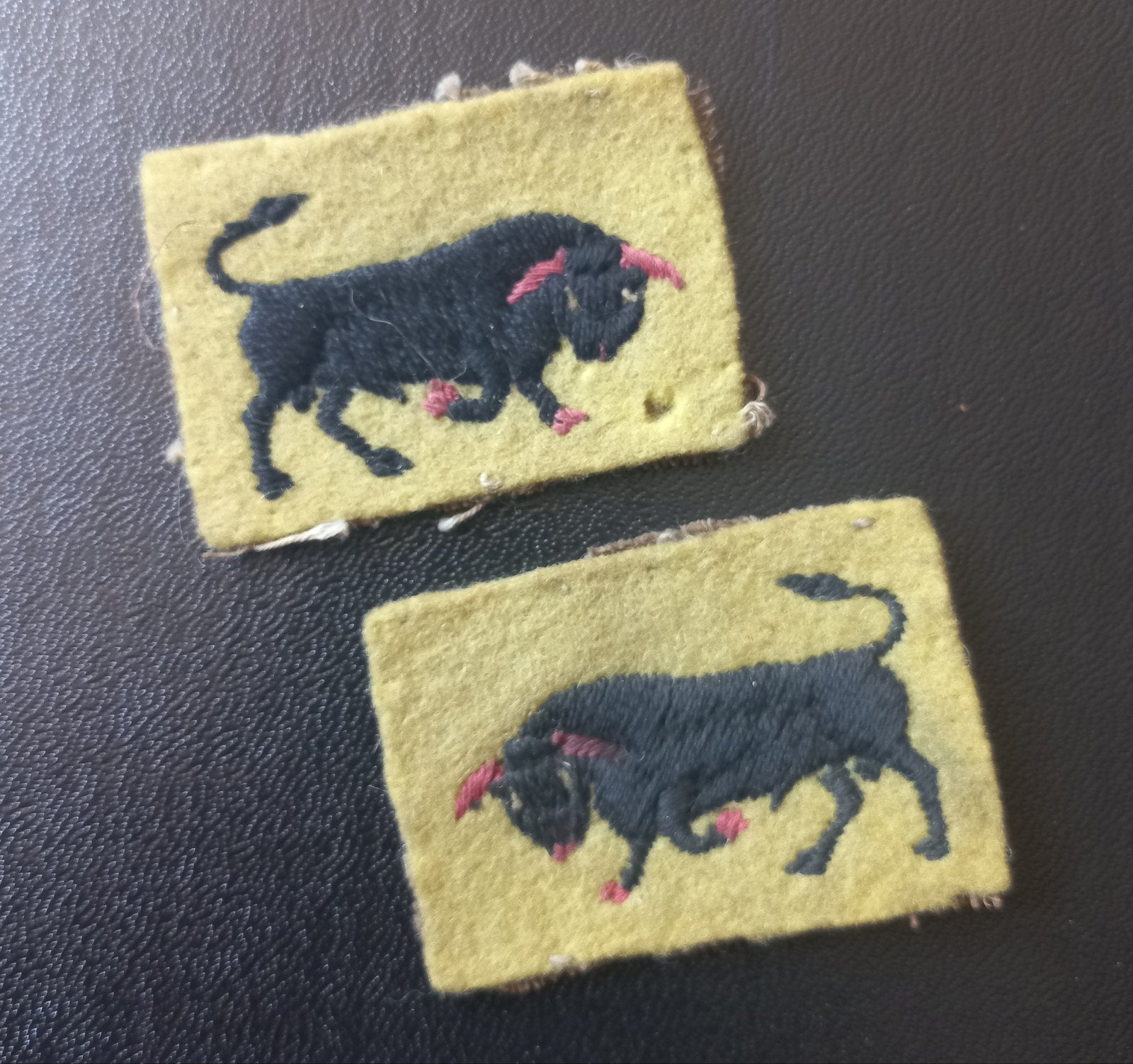 Matching set 11th Armoured Divisie The Black Bull emblemen, Ophalen of Verzenden, Nederland, Embleem of Badge
