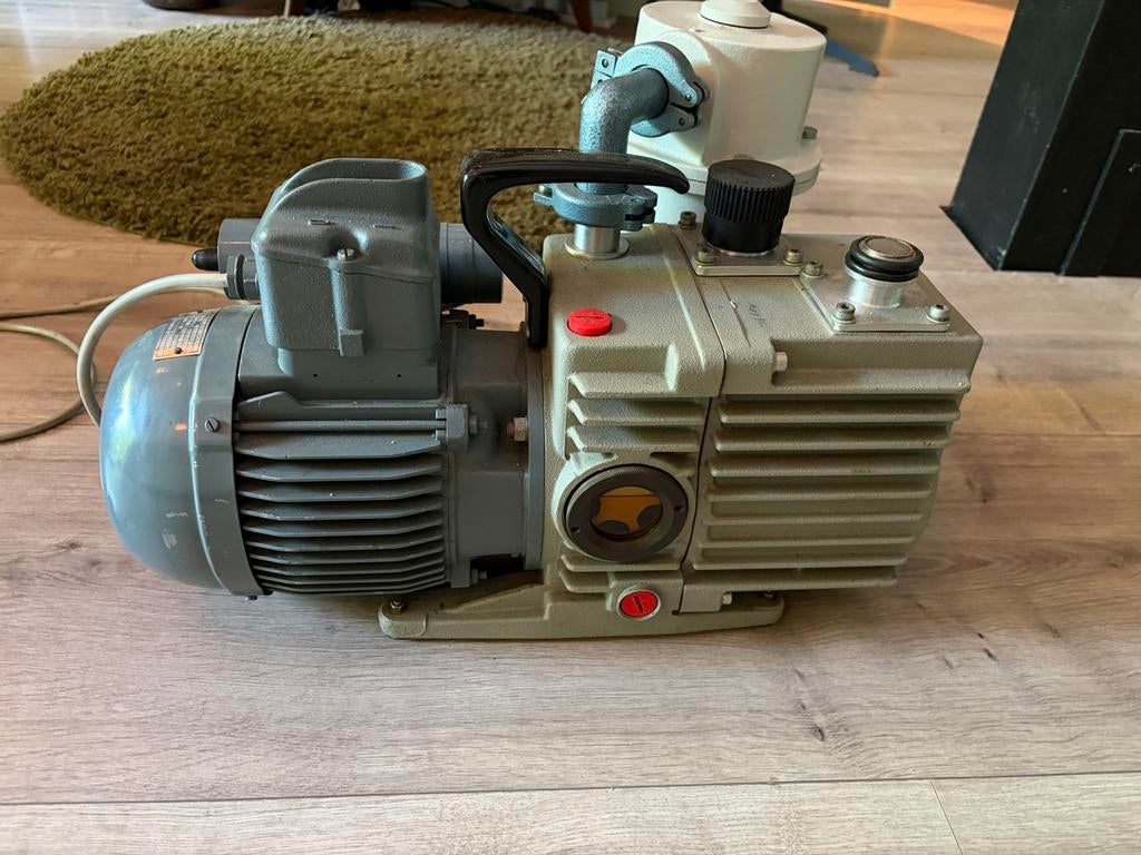 Leybold trivac D8A Vacuümpomp met AEG Motor en vacuumkamer, Ophalen