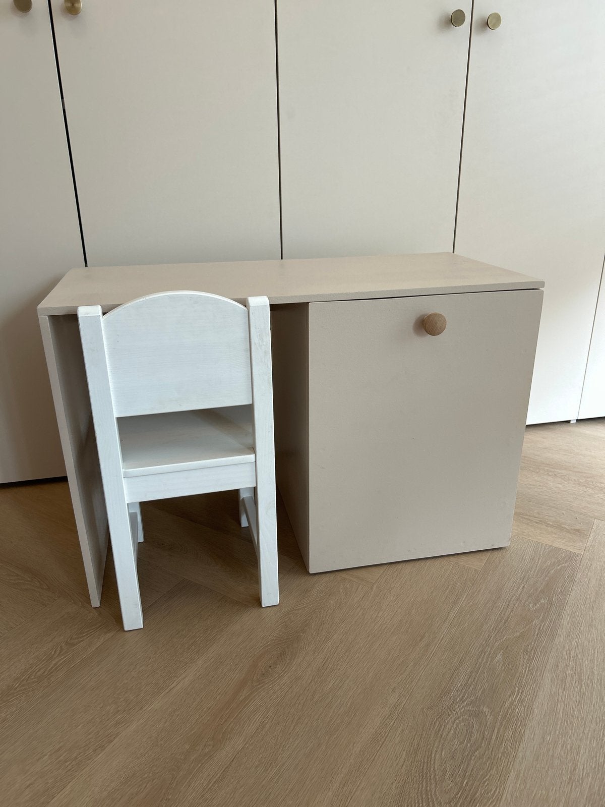 GRATIS - Zelfgemaakt houten speeltafeltje met la en stoel, Ophalen, Gebruikt, Tafel(s) en Stoel(en)