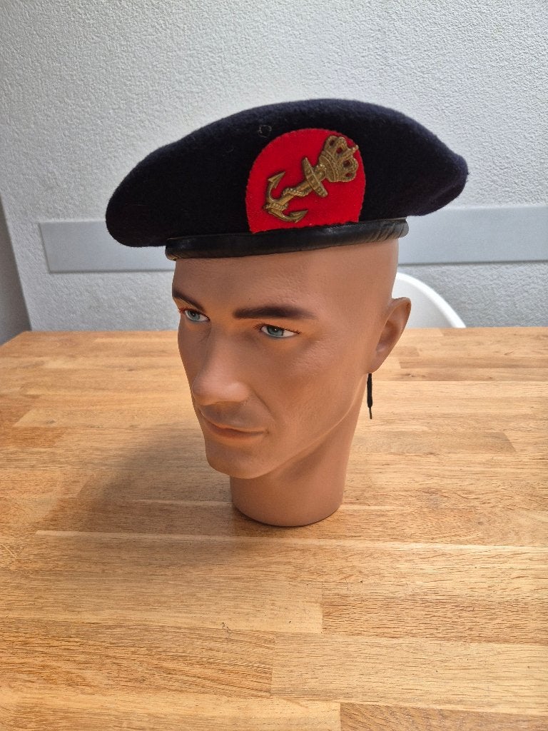 Korps mariniers baret jaren 50, buigpennen anker (2), Verzamelen, Ophalen of Verzenden, Marine, Nederland, Embleem of Badge