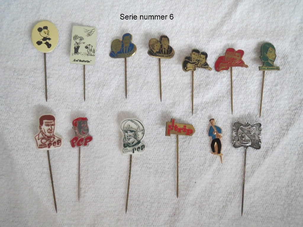 13 vintage speldjes uit de jaren 60 muziek/strip, Verzamelen, Ophalen of Verzenden, Gebruikt, Overige onderwerpen