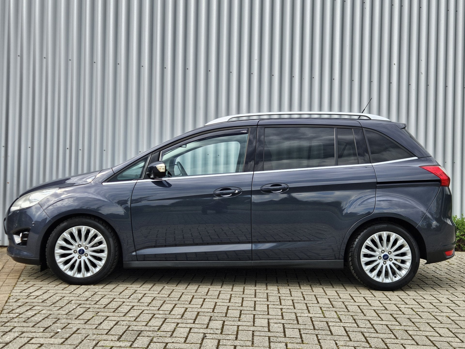 Ford Grand C-Max 1.6 Titanium /Stoelverwarming/Sony/Xenon!, Voorwielaandrijving, Stof, Gebruikt, Zwart