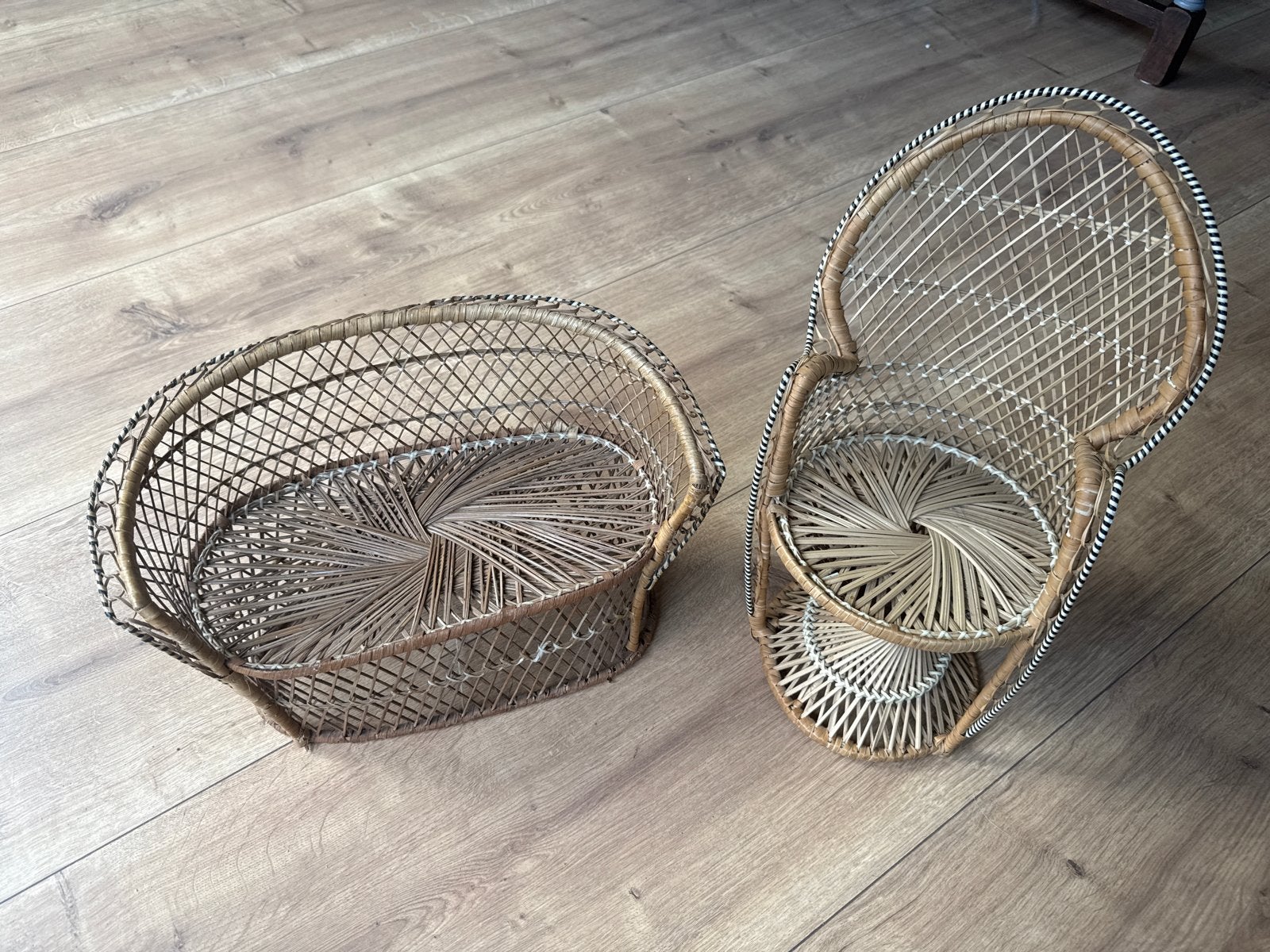 Vintage rotan poppenmeubels: bank en pauwenstoel, Ophalen of Verzenden, Gebruikt, Overige typen