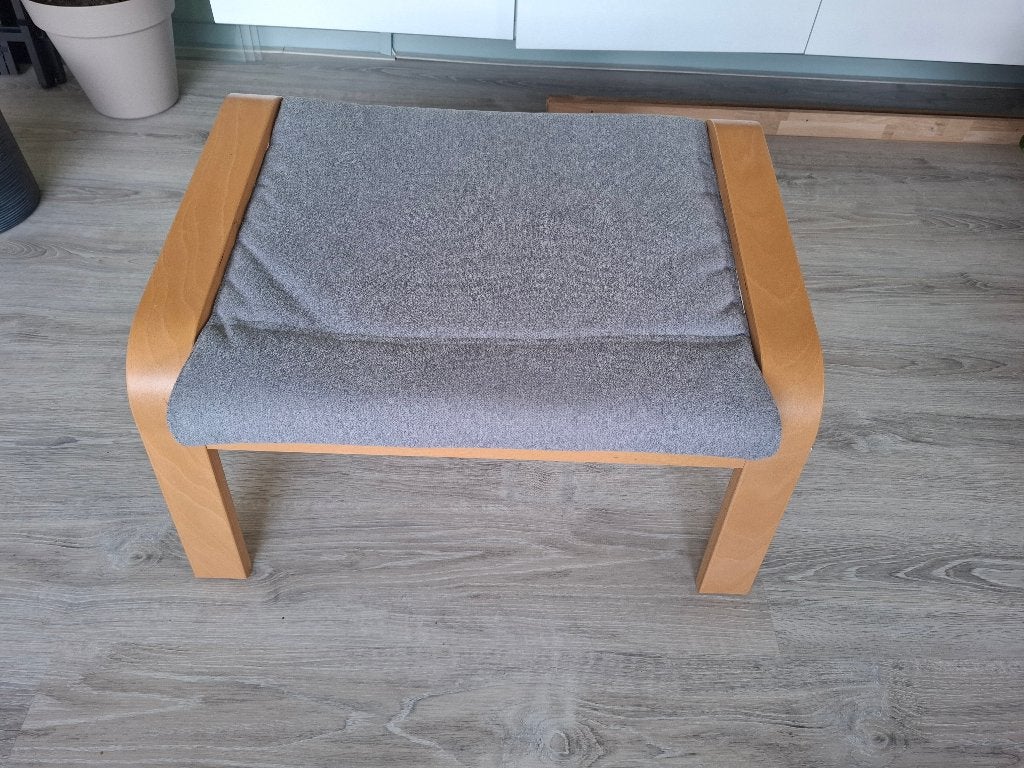 Voetenbank Poang met grijs Skiftebo kussen Ikea, Huis en Inrichting, Banken | Voetenbanken en Poefen, Ophalen, Gebruikt, 50 tot 75 cm