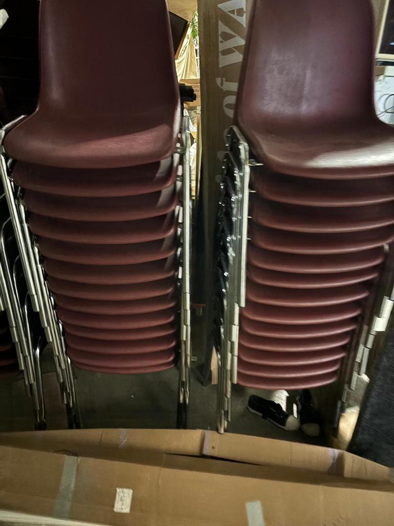 Partij stoelen stapelbaar en tafels stapelbaar voor horeca, Ophalen of Verzenden, Gebruikt, Bruin, Vijf, Zes of meer stoelen