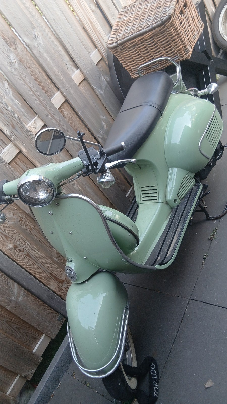 scooter - Lichtgroen met mandje 2 helmen en slot, Fietsen en Brommers, Gebruikt, Overige modellen, Maximaal 45 km/u, Ophalen of Verzenden