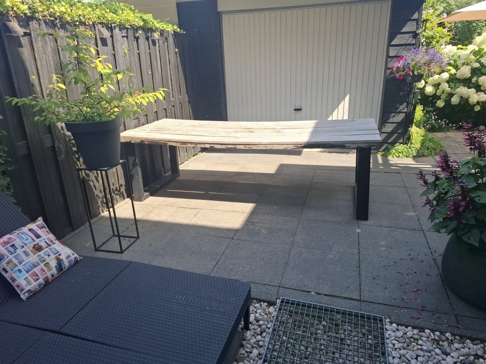 Robuuste houten eiken tuintafel met metalen poten, Tuin en Terras, Tuintafels, Gebruikt, Rechthoekig, Hout, Ophalen