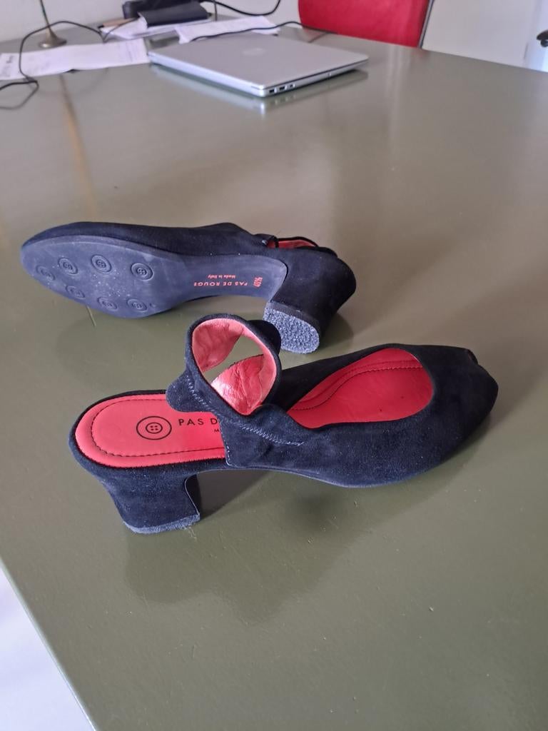 Pas de Rouge zwart suède zomerpumps, mt 40, Kleding | Dames, Schoenen, Nieuw, Pumps, Zwart, Verzenden