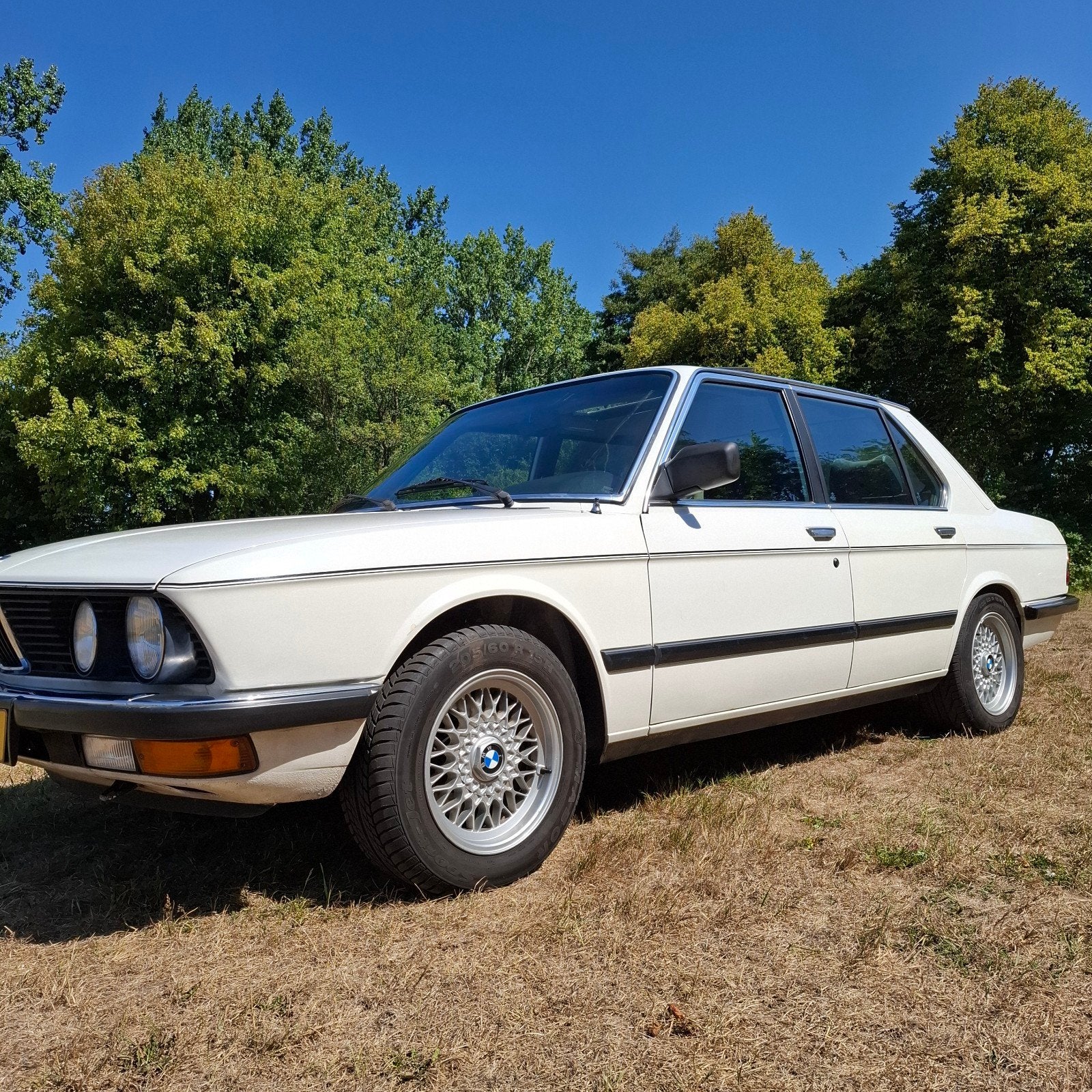 BMW 528 I  1983 uit monaco alle extra,s APK 9-2028 OLDTIMER., Auto's, Oldtimers, Automaat, Achterwielaandrijving, Wit, Particulier