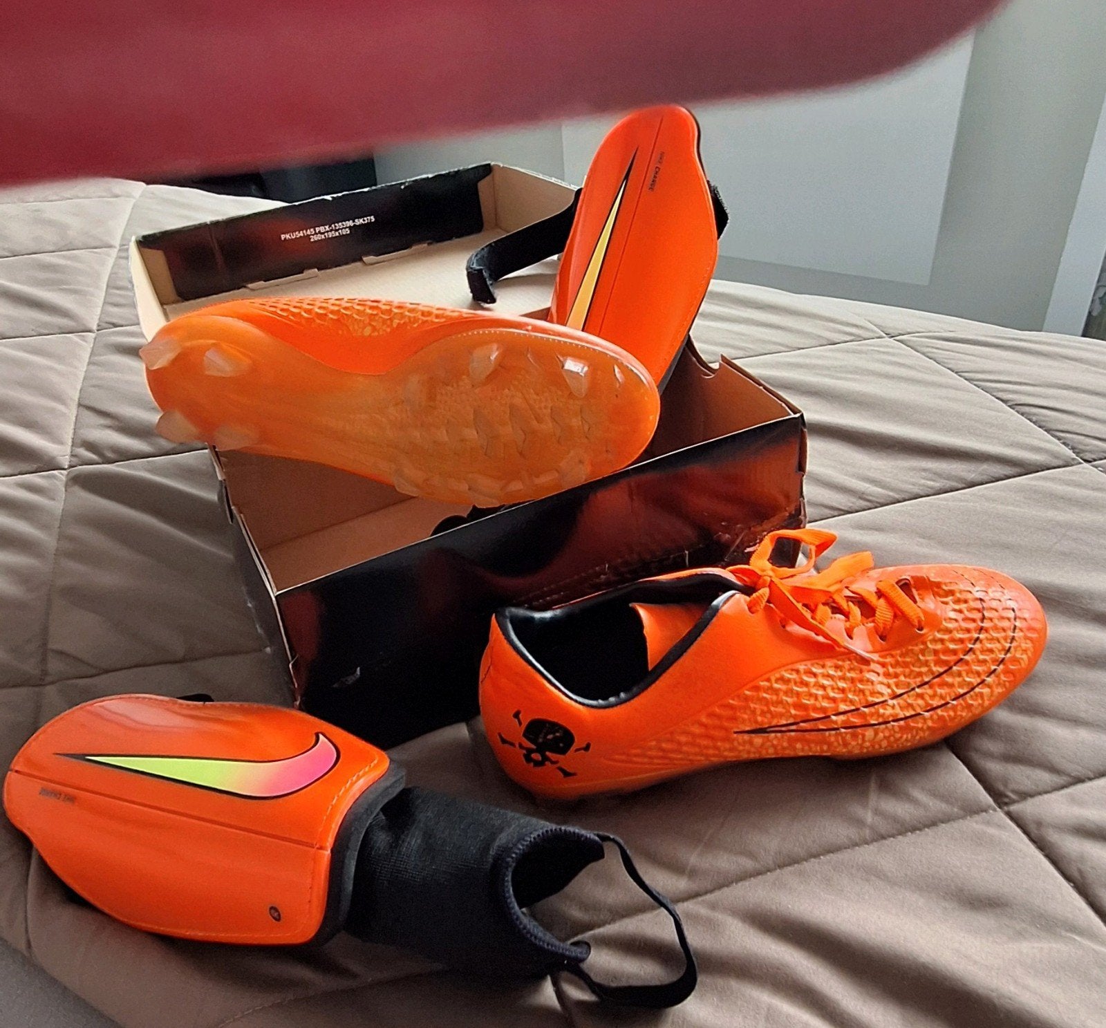 nieuwe voetbalschoenen maat 40 en scheenbeschermers, Maat XS of kleiner, Schoenen, Nieuw, Ophalen of Verzenden