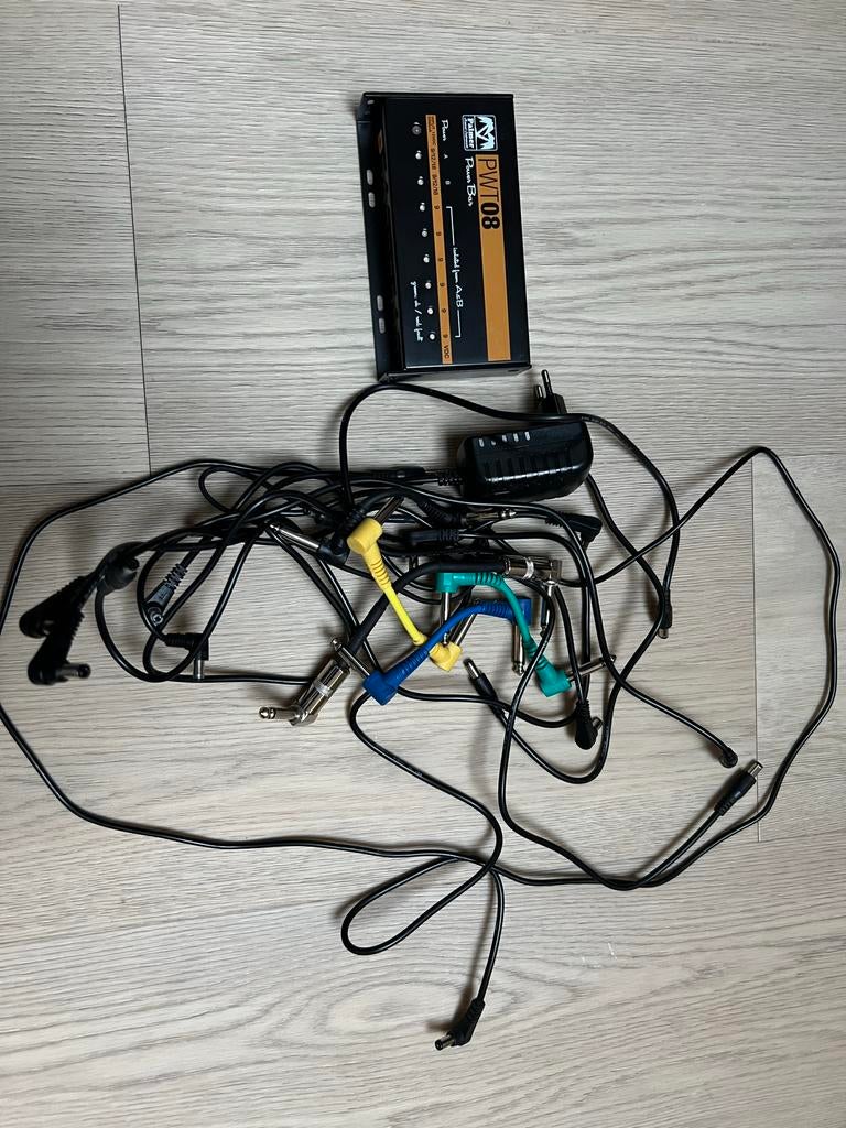 Palmer PWT08 Power Supply met kabels, Ophalen of Verzenden, Zo goed als nieuw, Elektrische gitaar