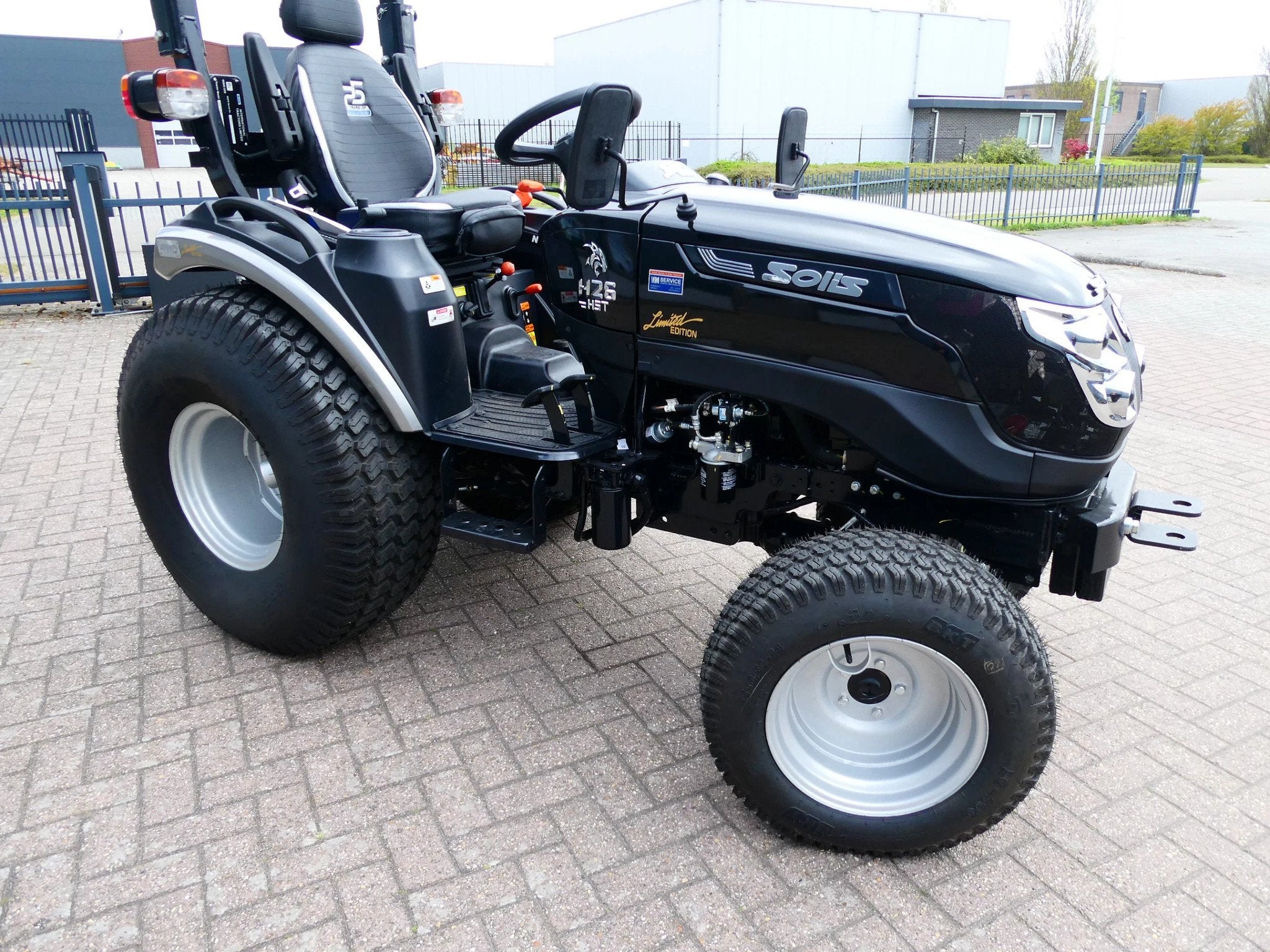 Solis 26H 4wd HST / 0003 Draaiuren / Black Edition, Overige merken, Gebruikt, De Maalstroom 3
8255 RN  Swifterbant, VM Service