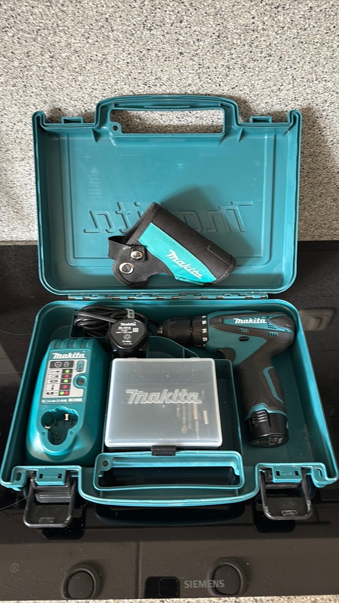 Makita DF330DWE boor-/schroefmachine 2x accu + box, Ophalen of Verzenden, Zo goed als nieuw, Boor- en Schroefmachine
