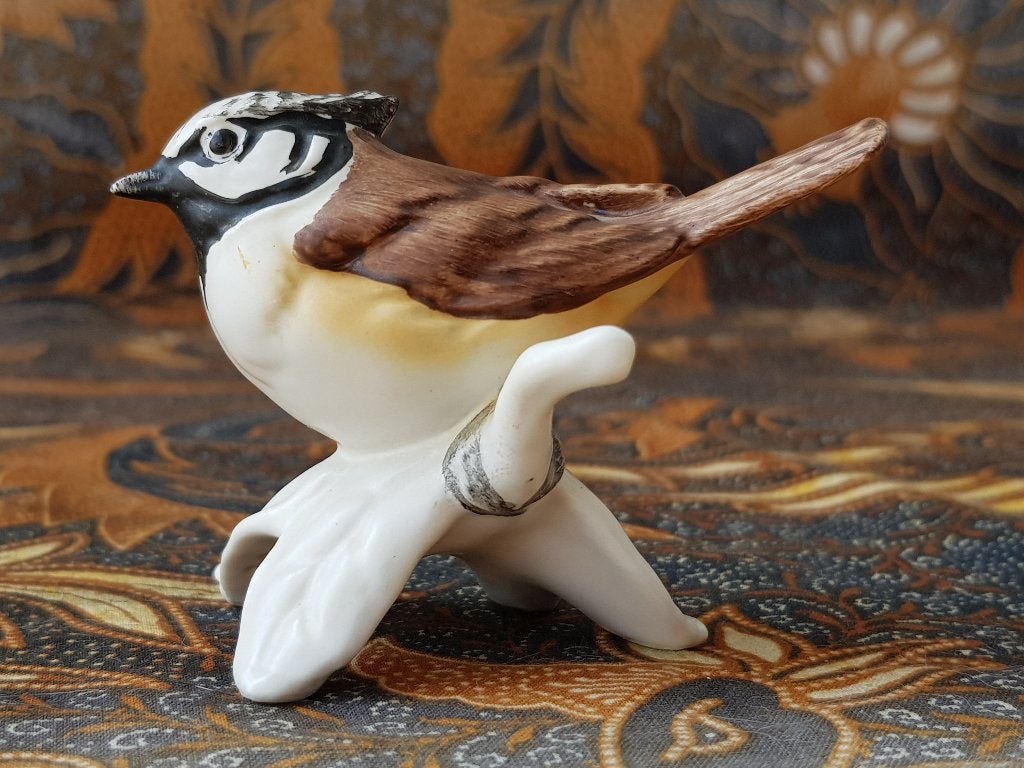 Mooi oud Goebel beeldje uit Duitsland van een kuifmees.