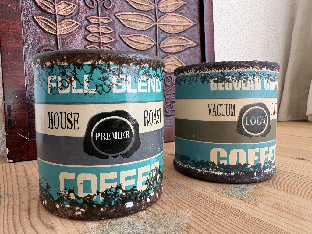 Twee bloempotjes 'coffee', Gebruikt, Overige kleuren, Aardewerk of Porselein, Ophalen of Verzenden