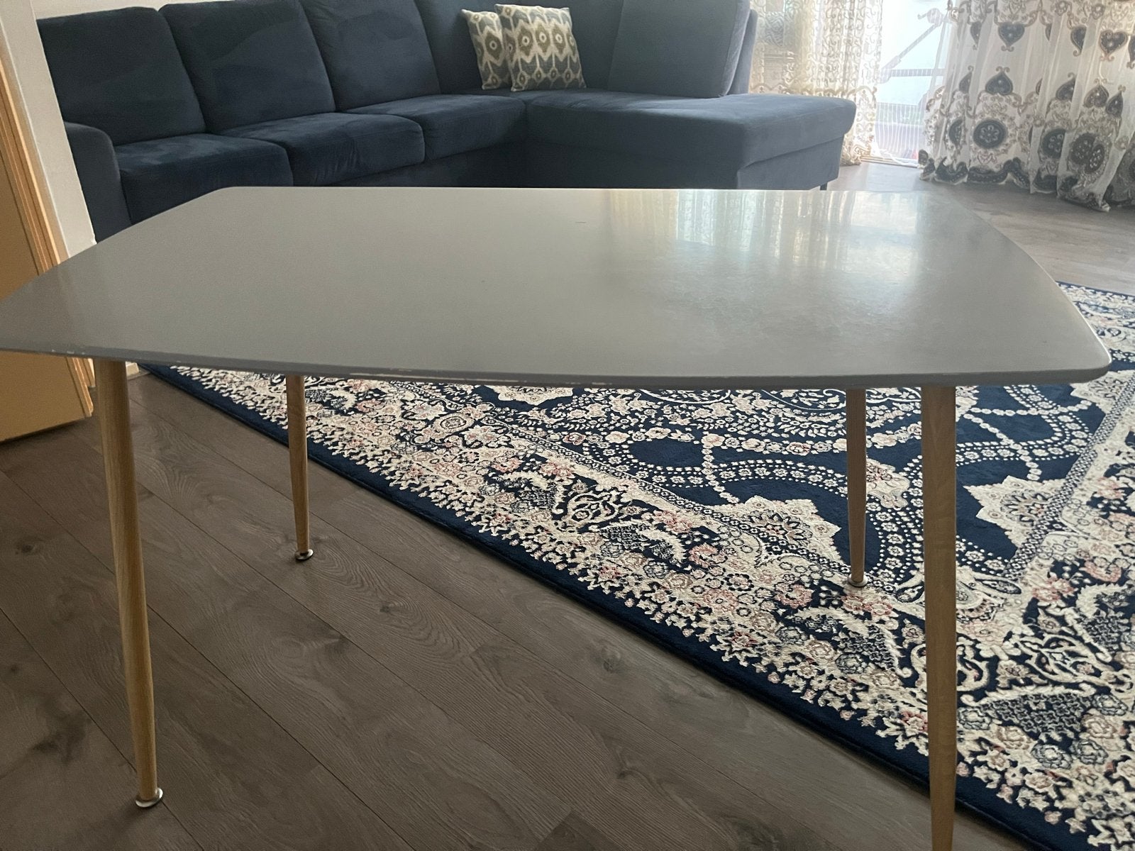 Moderne eettafel met houten poten, Huis en Inrichting, Tafels | Eettafels, Ophalen, Overige materialen, Gebruikt, 100 tot 150 cm
