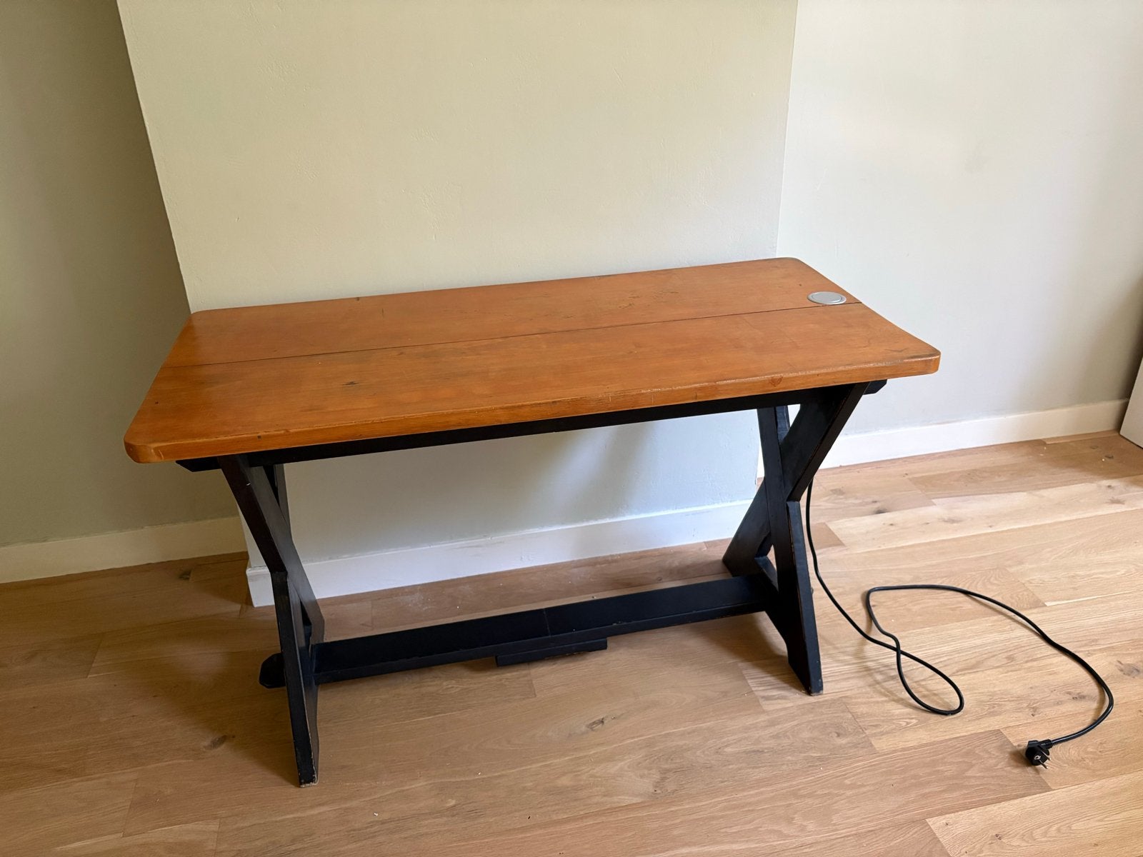 Houten tafel met ingebouwde stekkerdoos, Ophalen, Gebruikt, 100 tot 150 cm, 50 tot 100 cm