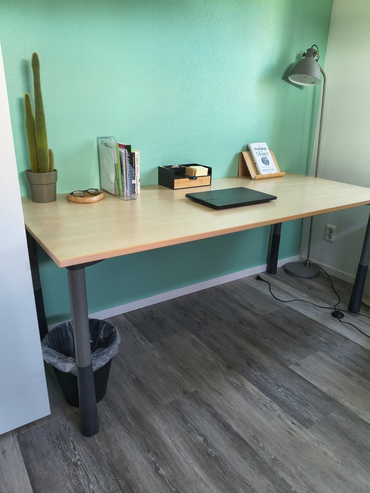 Kinnarps E-Bord bureau - verstelbaar en ruim, Gebruikt, 50 tot 100 cm, Modern, Functioneel, 150 tot 200 cm