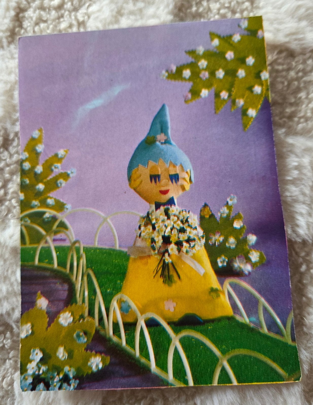 Vintage Ansichtkaart: Sprookjesfiguur met Bloemen (1970), Verzamelen, Verzenden, 1960 tot 1980, Gelopen, Kinderen