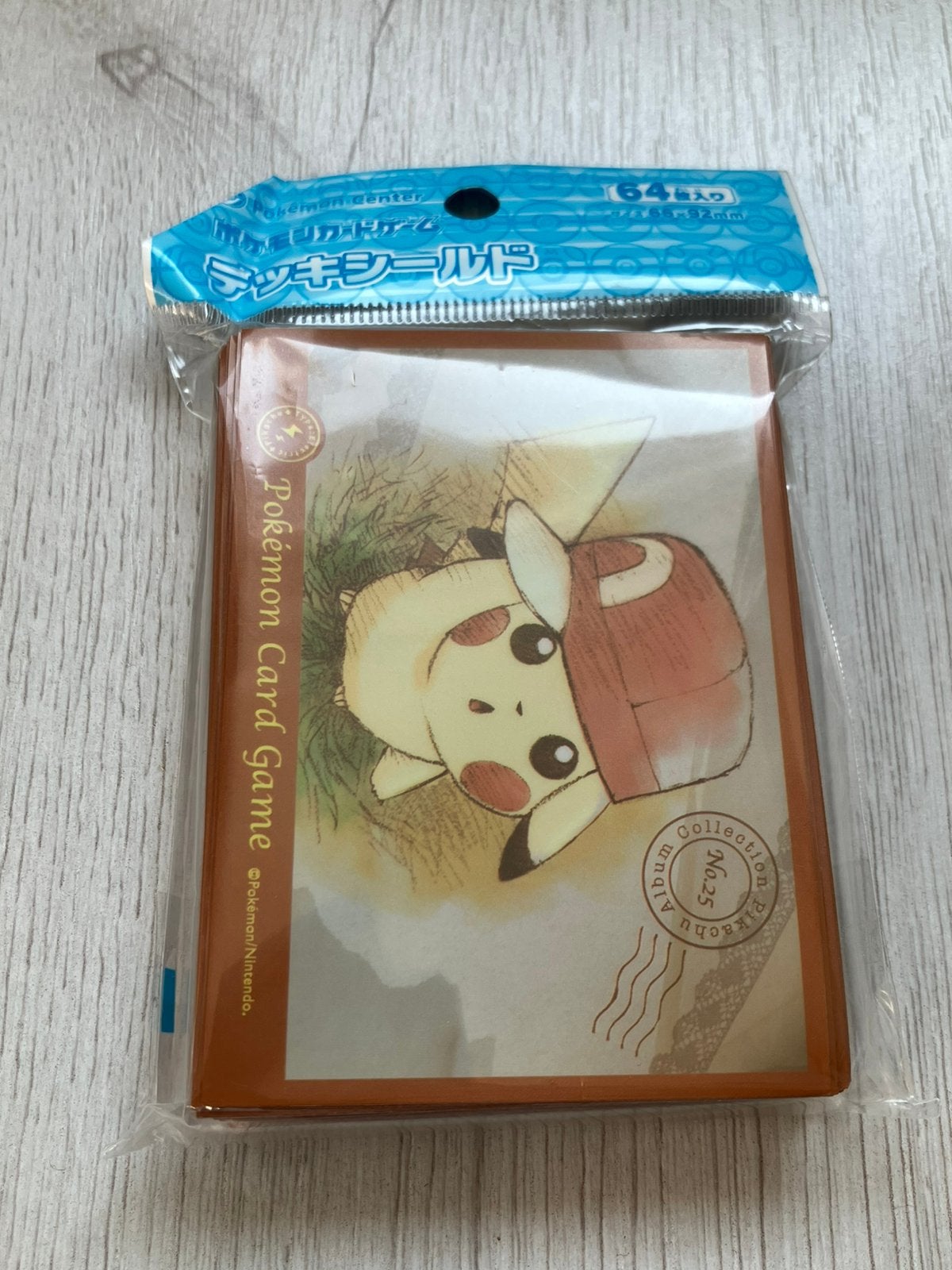 Pokemon Center Pikachu Kalos Cap 2017 Japanse sleeves NIEUW, Ophalen of Verzenden, Nieuw, Sleeves of Kaarthoesjes