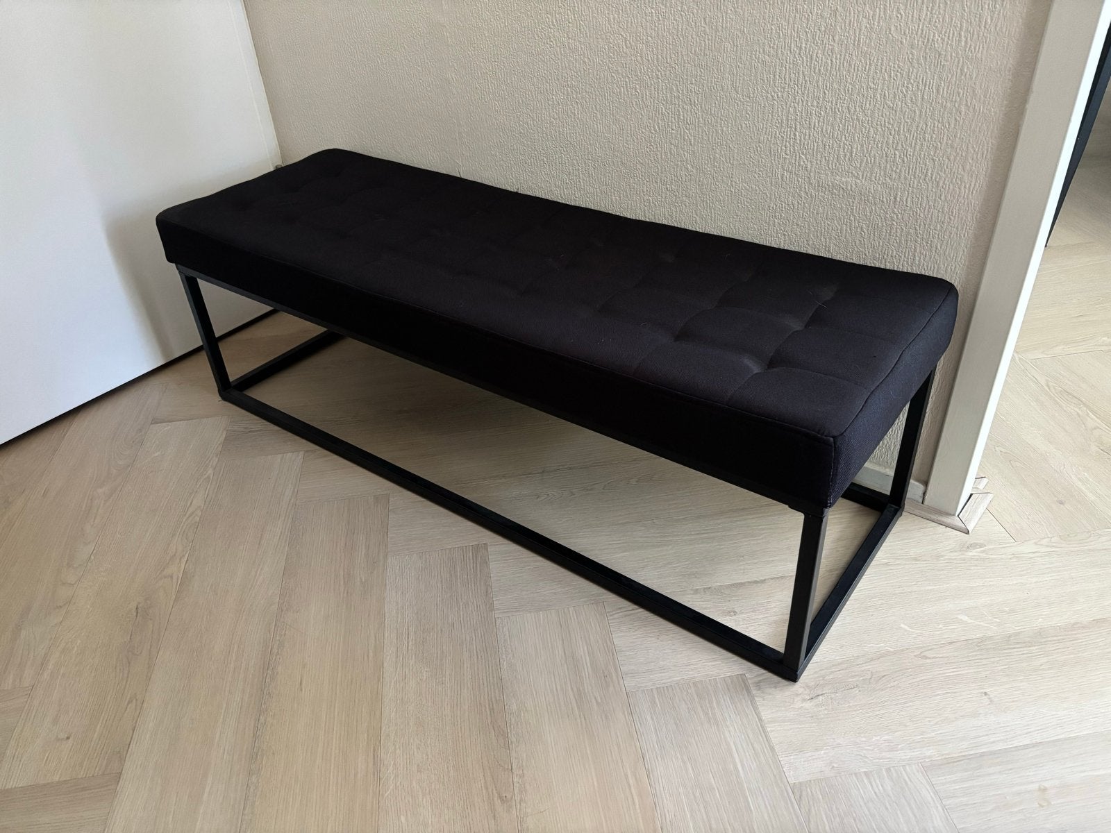 Zwarte gestoffeerde bank met metalen frame, Huis en Inrichting, Stoelen, Ophalen, Zwart, Zo goed als nieuw, Metaal