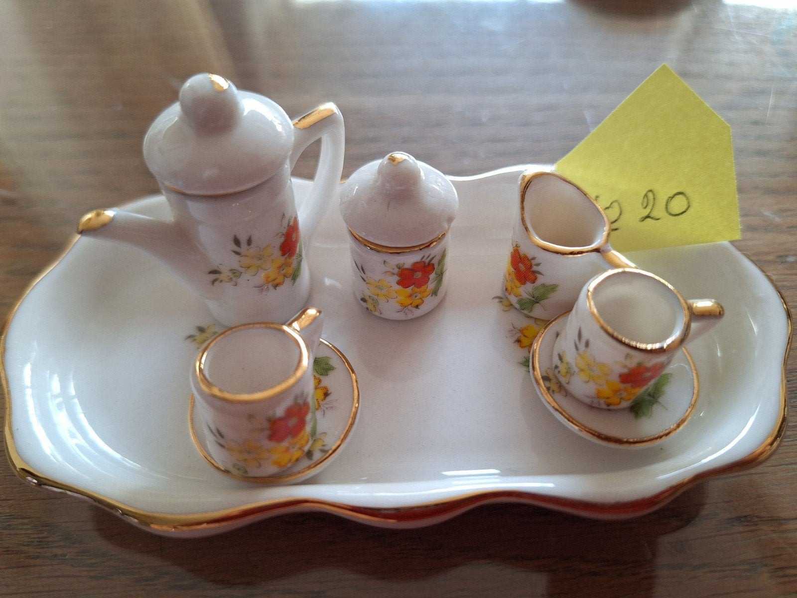 Miniatuur theeserviesje met bloemmotief en gouden rand, Ophalen of Verzenden