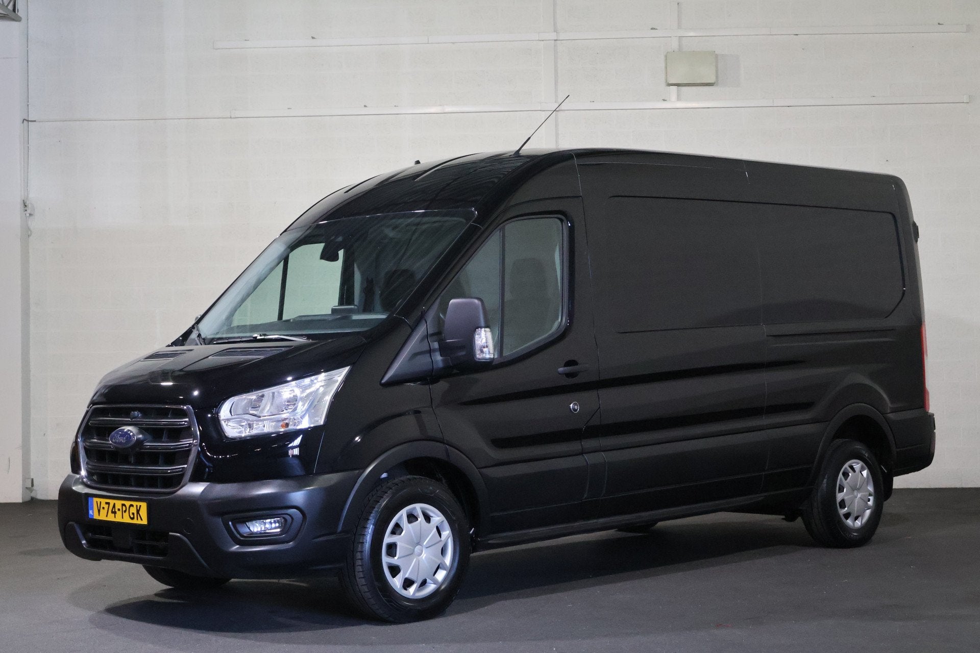 Ford Transit 2.0 TDci 130pk L3 H2 Inrichting (bj 2022), Auto's, Bestelauto's, Gebruikt, Zwart, Bedrijf, Ford
