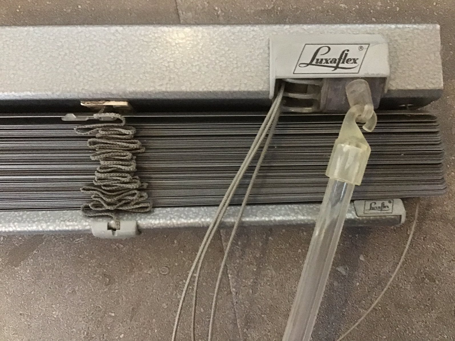 Zilvergrijze Luxaflex - smalle lamellen - voor klein raam, Luxaflex, Ophalen of Verzenden, Zo goed als nieuw, Lamellen