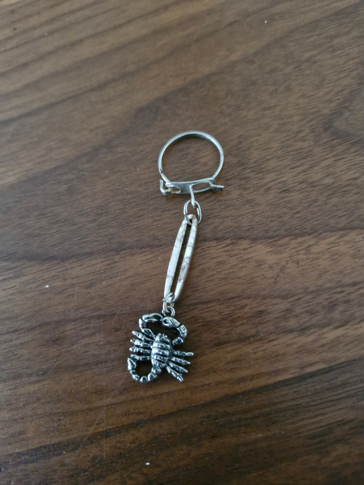 048 Sleutelhanger met schorpioen bedel, Ophalen of Verzenden, Gebruikt, Dier of Natuur
