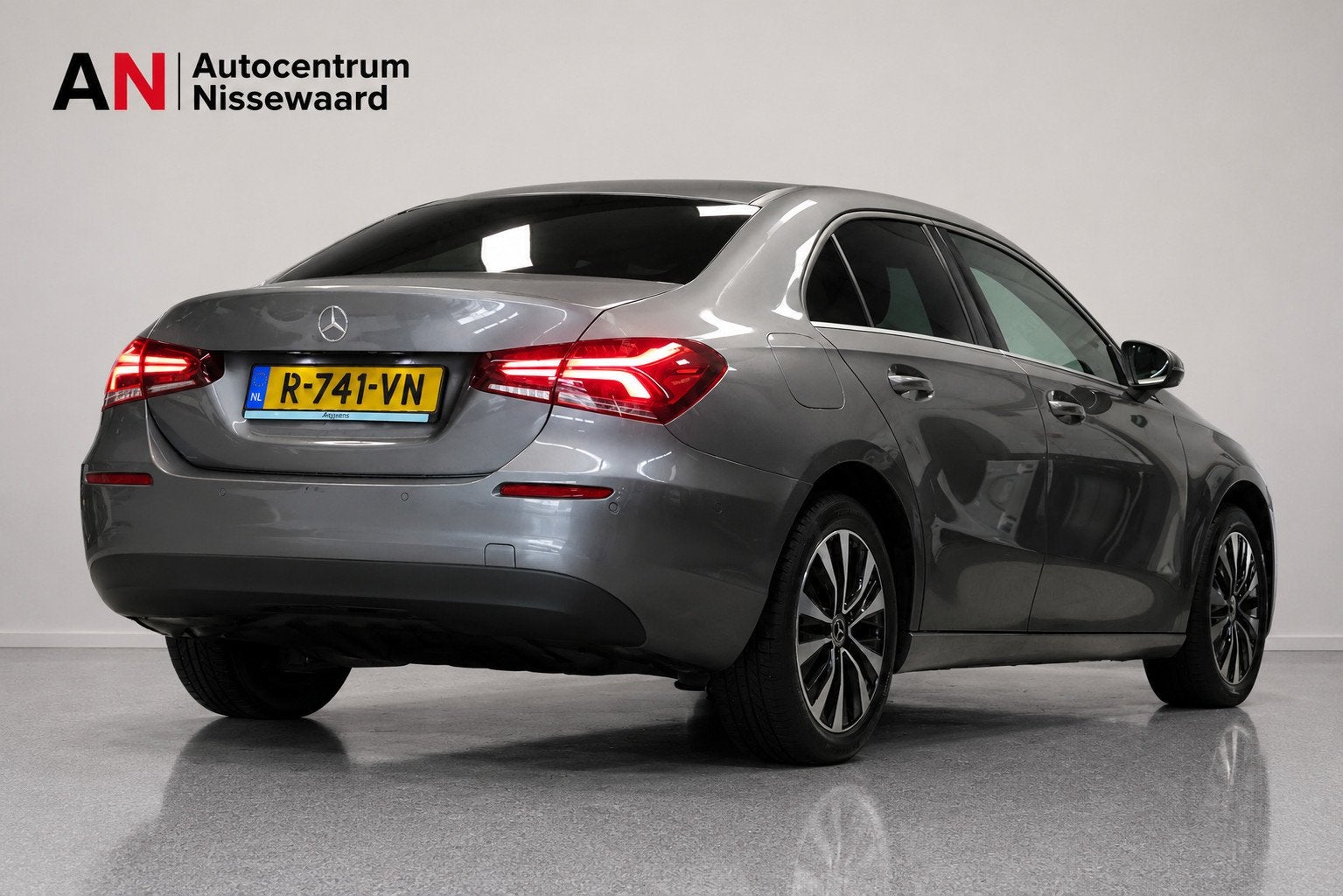 Mercedes-Benz A-klasse 250 e Business Line |Carplay|Trekhaak, Gebruikt, 15 kWh, Leder en Stof, Bedrijf