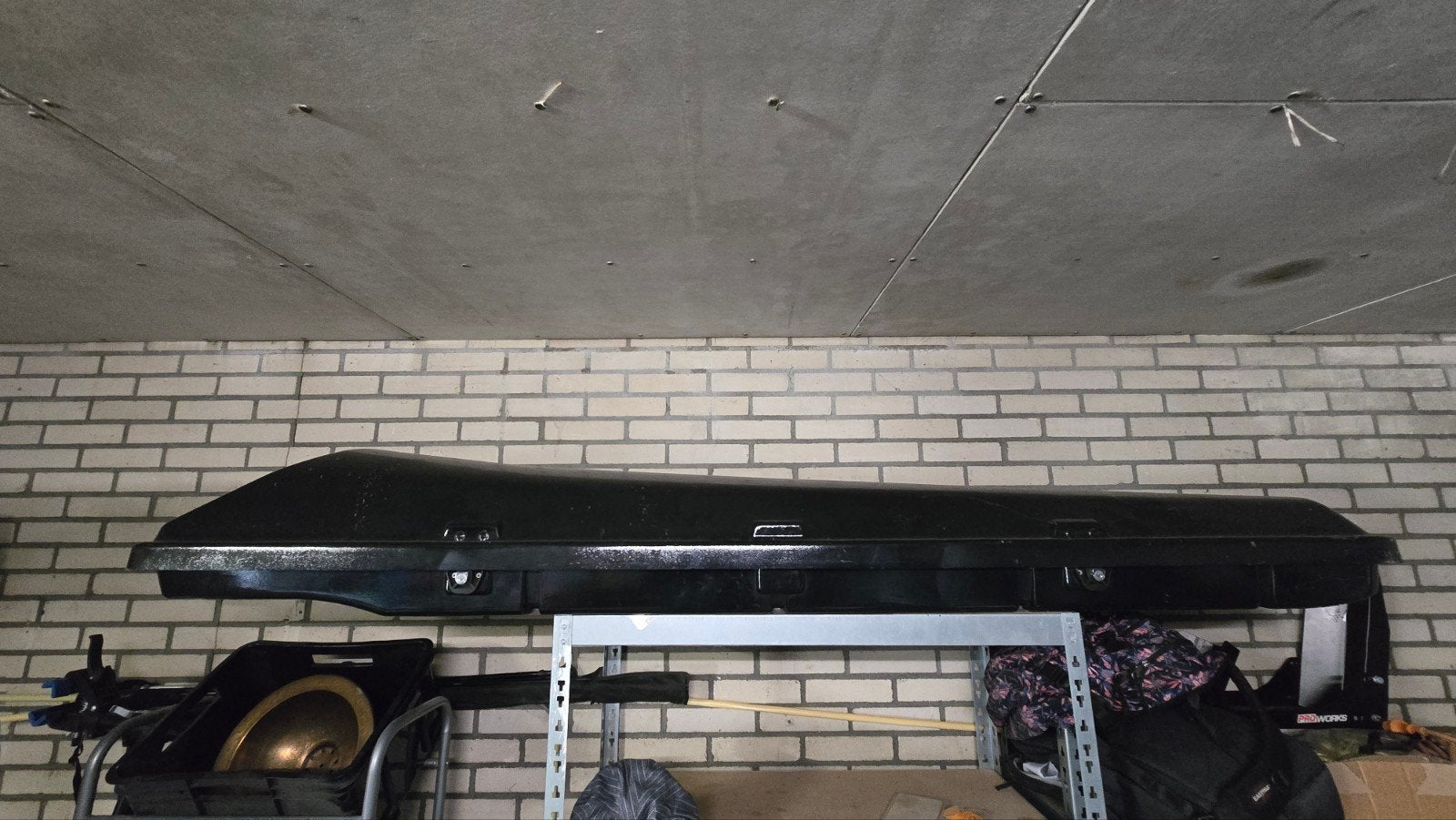 Hapro dakkoffer zwart, 2.25m lang, incl. sleutel en beugels, Ophalen